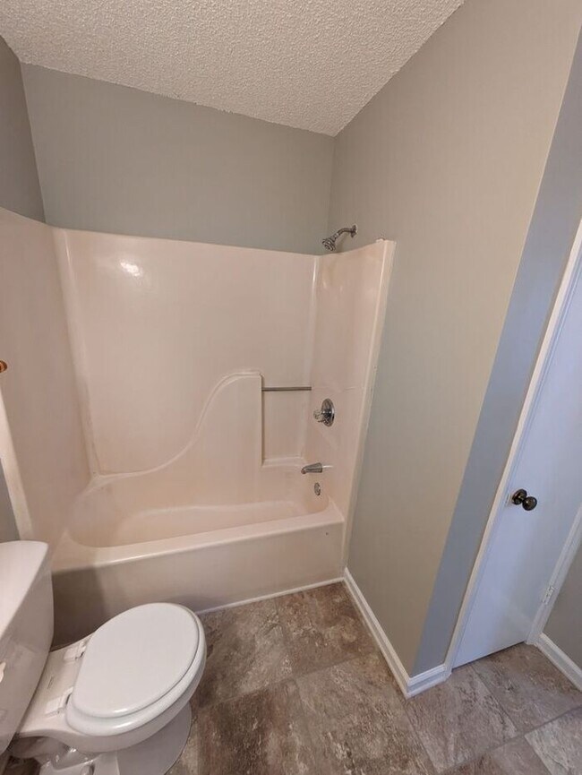 Building Photo - 1BD/1BA Unit on 2nd Floor of Three Oaks Complex in Hickory