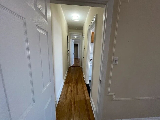 Building Photo - Beautiful and very spacious one-bedroom located in a charming building.