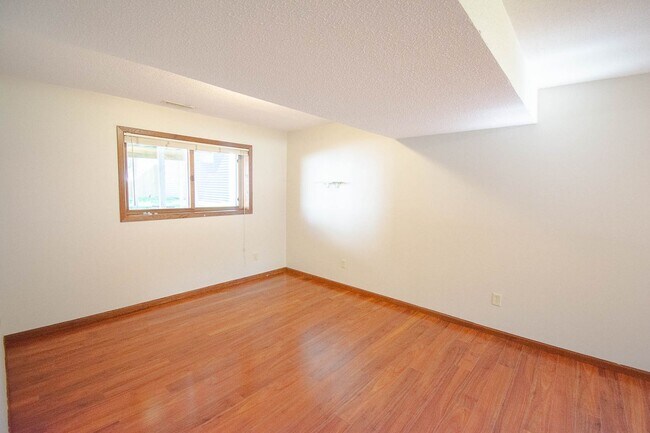 Building Photo - NW Rochester Split-Level with Vaulted Ceilings & Detached 2-Car Garage