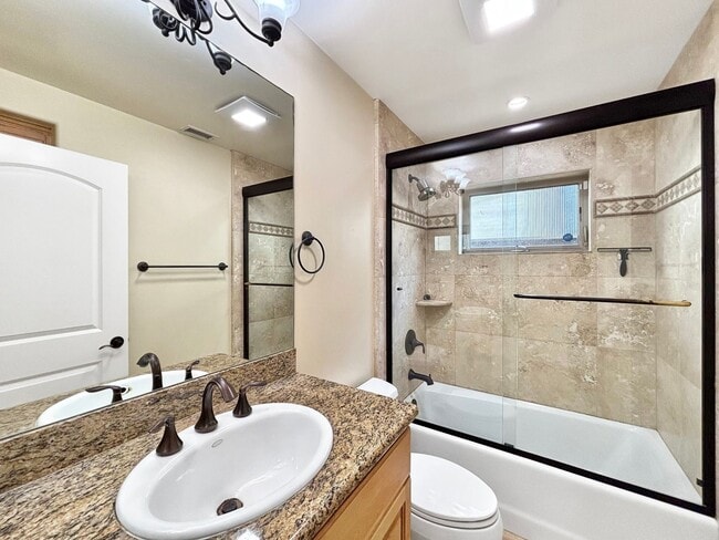 Building Photo - Stunning 4BD/3.5BA Townhouse in Pacific Be...