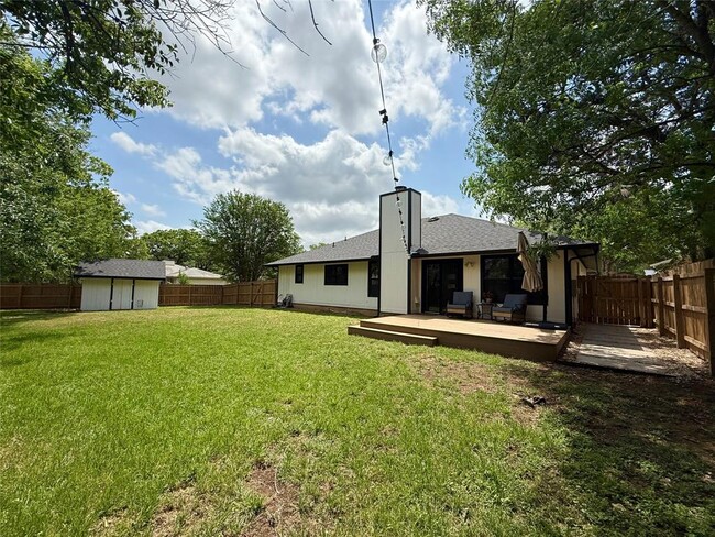 Building Photo - 4404 Sarasota Dr