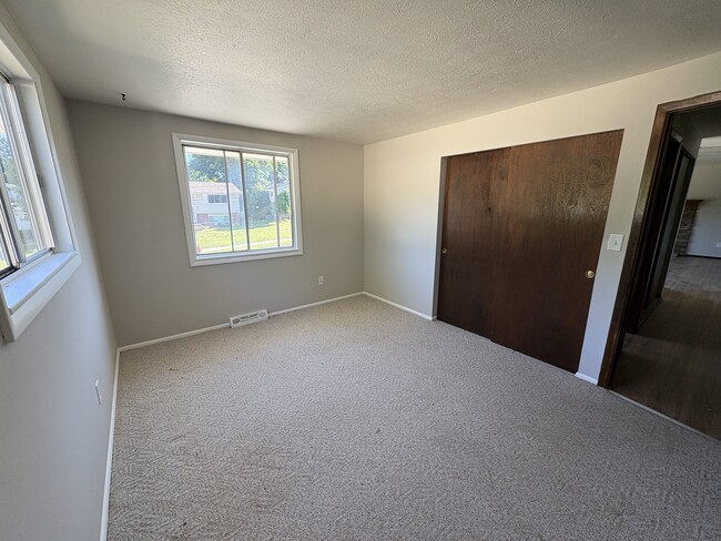 Building Photo - 256 Monroe Dr