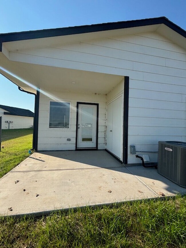 Building Photo - 5203/05 Chase Cir