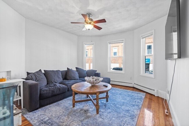 Building Photo - 703 E 2nd St