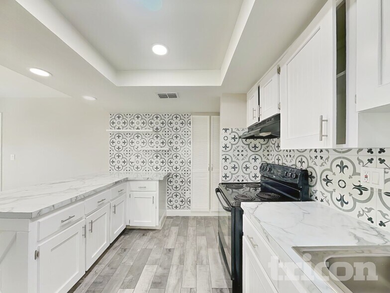 Building Photo - 10391 Lear St