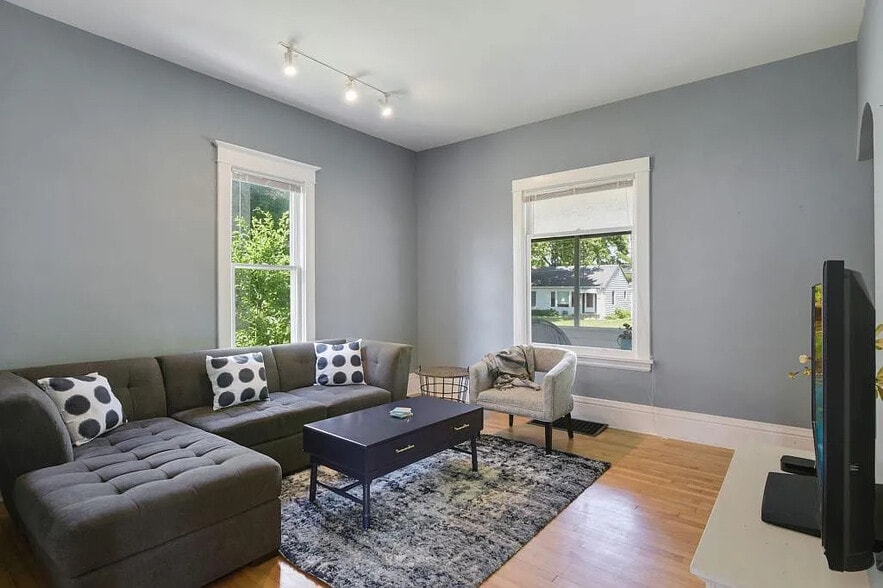 Living room - 3935 Hubbard Ave N