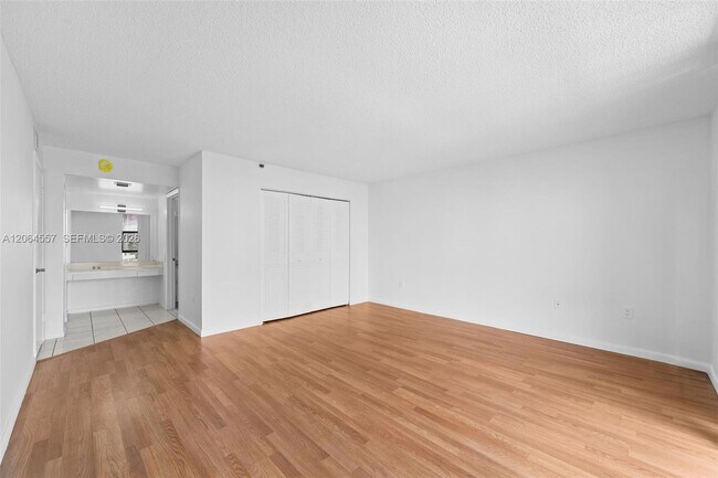 Building Photo - 17500 N Bay Rd