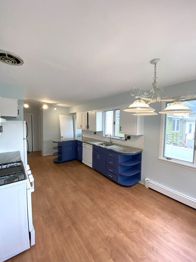 Building Photo - 82 Bergen Ave