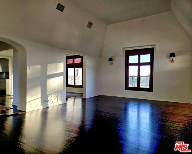 Building Photo - 316 N Rossmore Ave