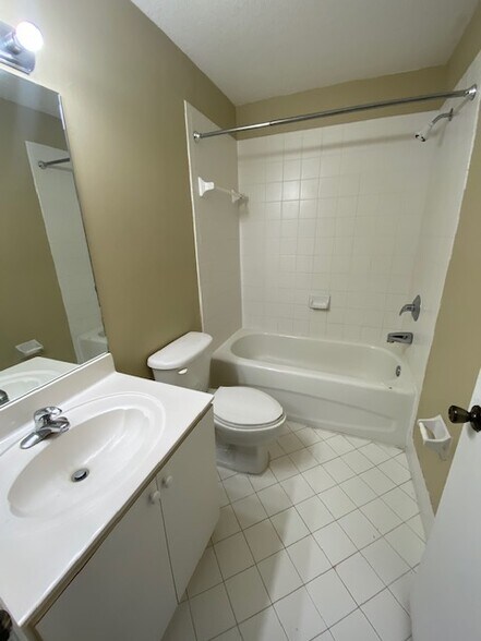 Building Photo - 2621 SE 12th Rd