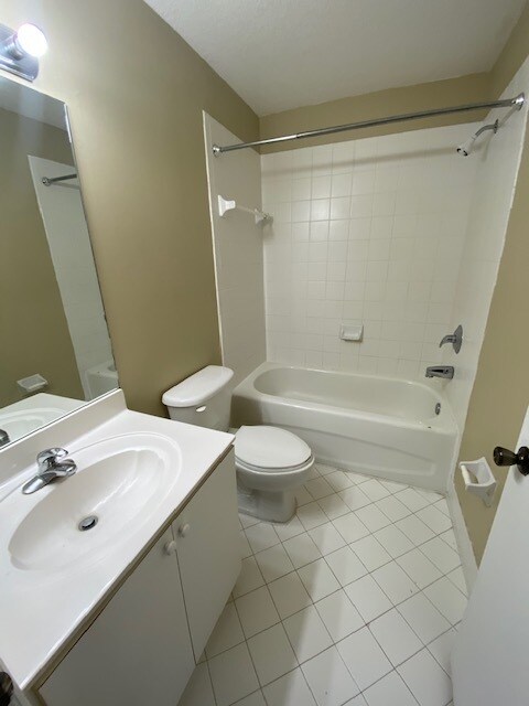 Building Photo - 2621 SE 12th Rd