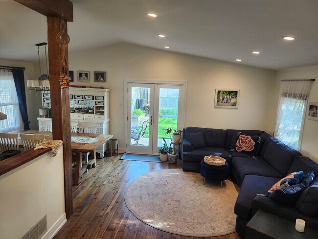 Building Photo - 301 Oakbrook Ct