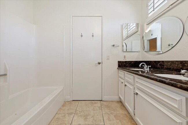 Building Photo - SPACIOUS 3BR/2BA Condo in Canyon Crest Nea...