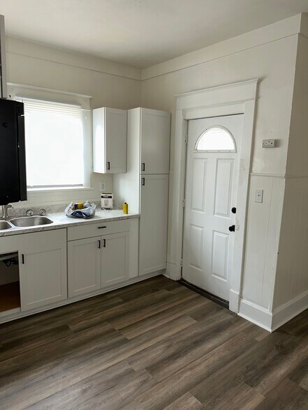 Building Photo - 1223 Calumet Ave