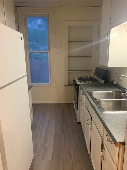 Building Photo - 816 N Sheridan St