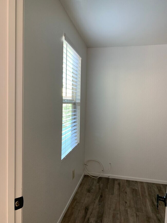 Building Photo - 3 bedroom 2 bath