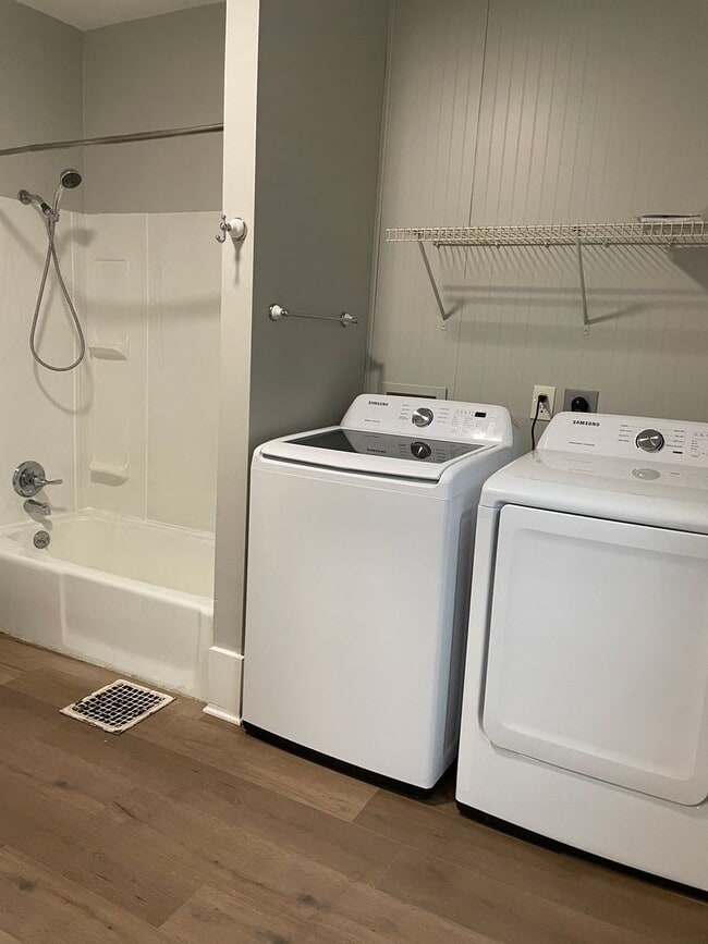 Building Photo - Recently Remodeled Home Close to Medical M...