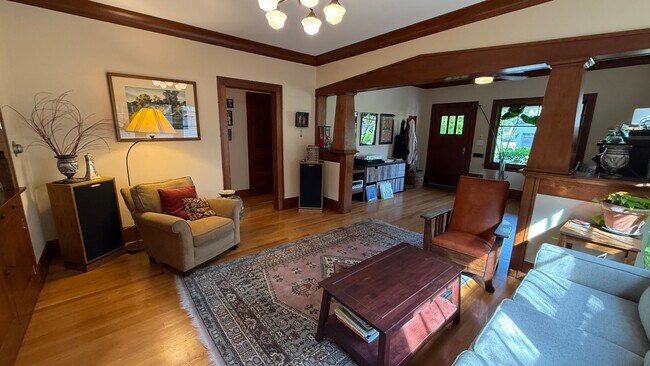 Building Photo - Beautiful Fully Furnished Home in Close-In...