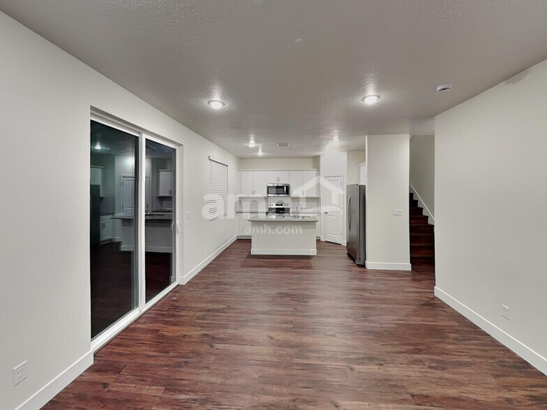 Building Photo - 1221 Redbud Dr