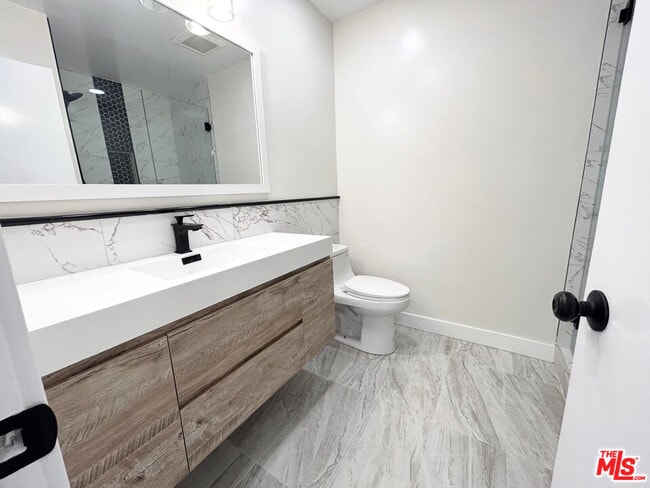 Building Photo - 439 S Oakhurst Dr