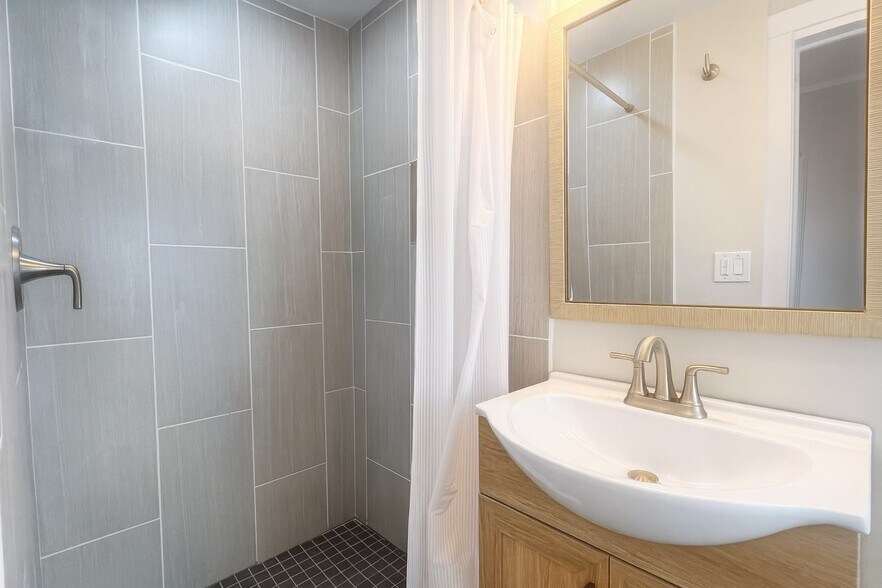 BATHROOM #1 - 89 Grant St