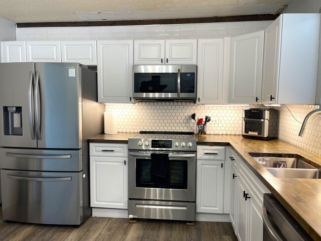 Building Photo - 1101 E College St