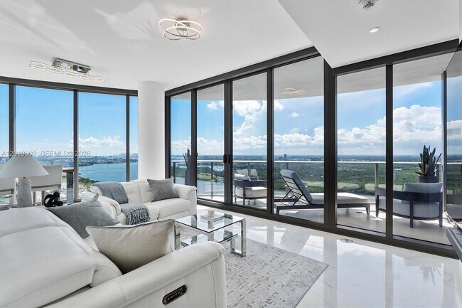 Building Photo - 15701 Collins Ave
