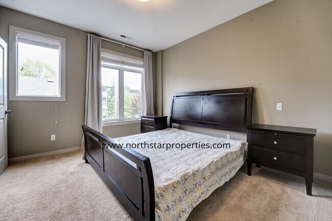 Building Photo - Stylish Multnomah Village Townhome