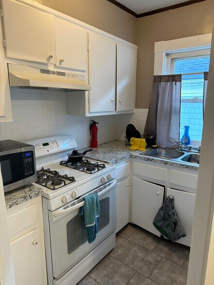 Building Photo - 392 Shaw St