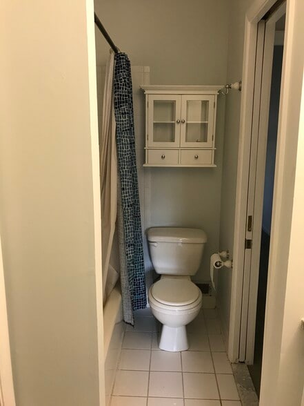 master bathroom - 845 N Greenbrier St