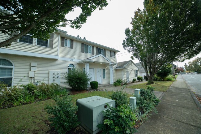 Building Photo - Oversized Townhouse in Prime Location!
