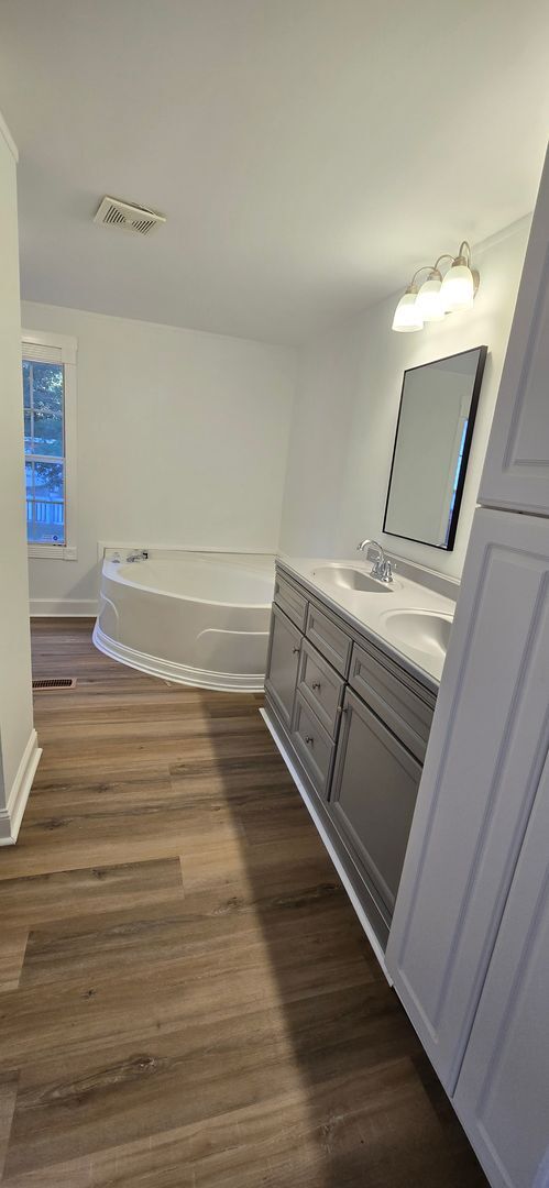 Building Photo - 118 Regent St