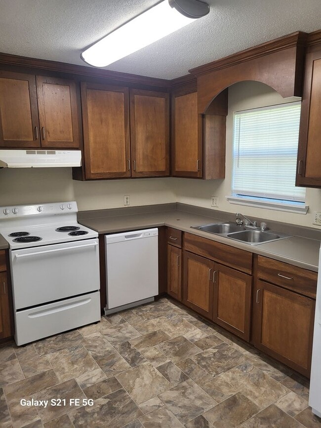 Building Photo - THREE BEDROOM, TWO BATH