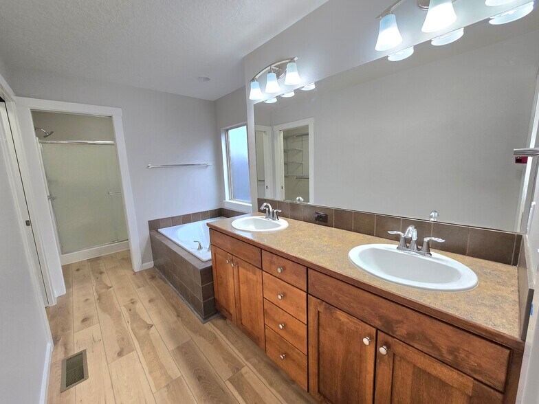 Building Photo - 591 W Kingsley St