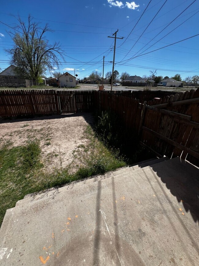 Building Photo - 2BD/1 BA Duplex