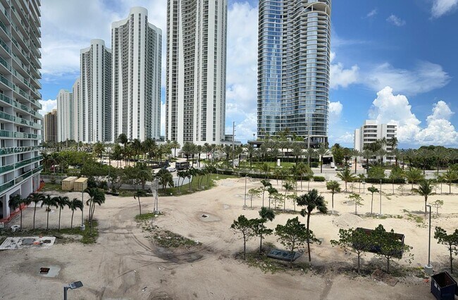 Building Photo - 100 Bayview Dr