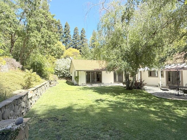 Building Photo - Sprawling ranch home located in highly des...