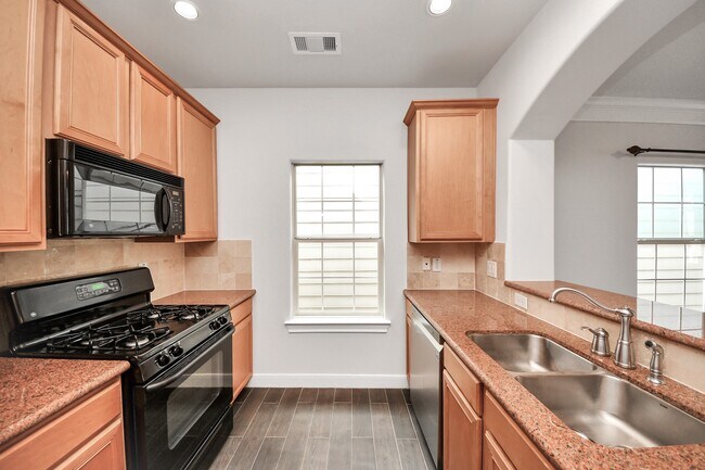 Building Photo - 2941 Clinton Dr