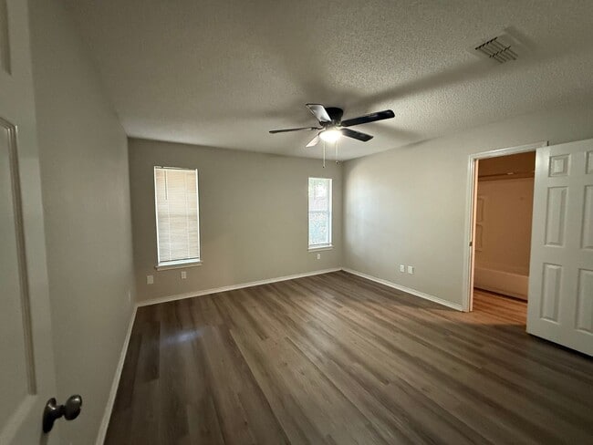 Building Photo - Available NOW ***1/2 off the first months ...