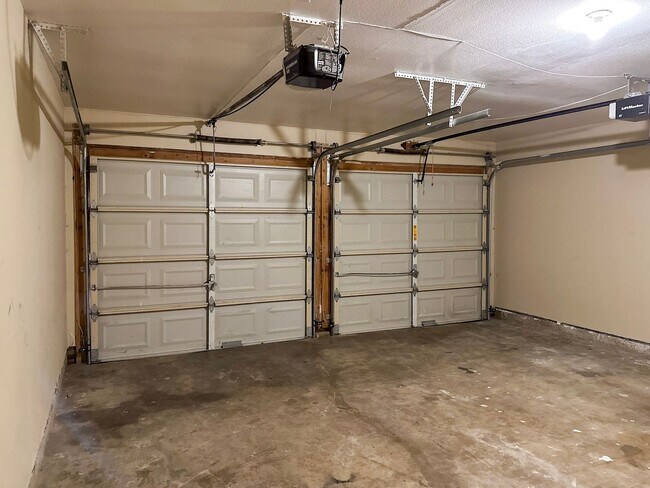 Building Photo - 4 Bedroom / 2 Bath / 2 Car Garage