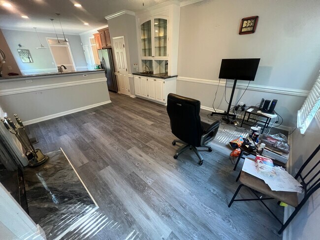 Building Photo - Room in Single Family Home on Daingerfield Dr