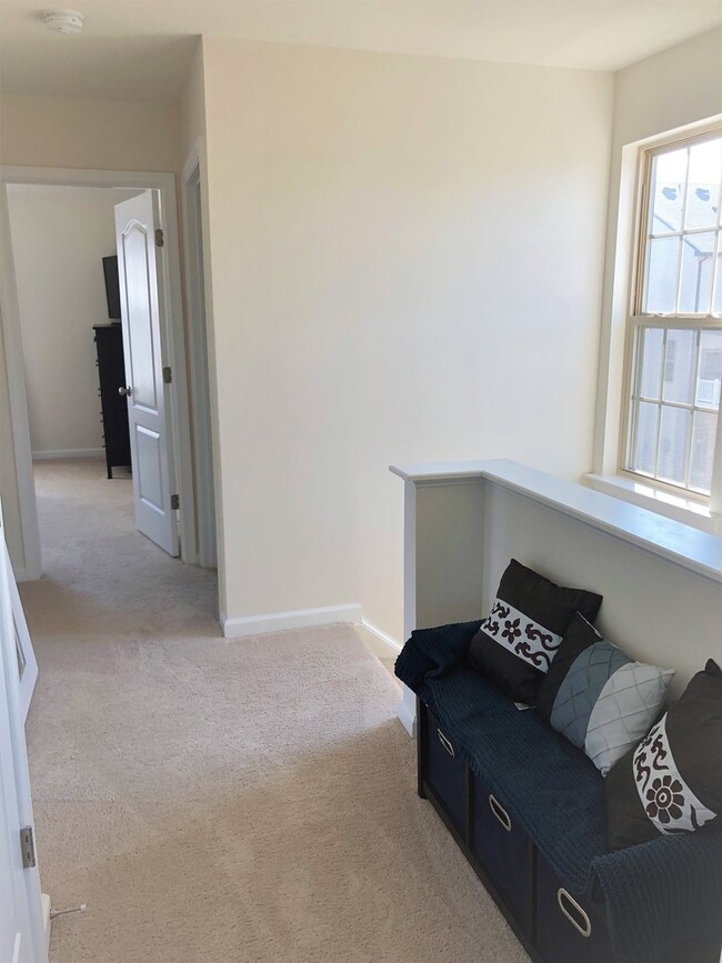 Building Photo - Beautiful End-Unit Townhome in New Post!