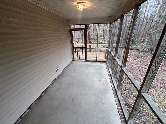 Building Photo - 204 Hawkridge Pl