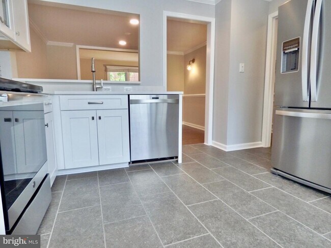 Building Photo - 416 Center St S