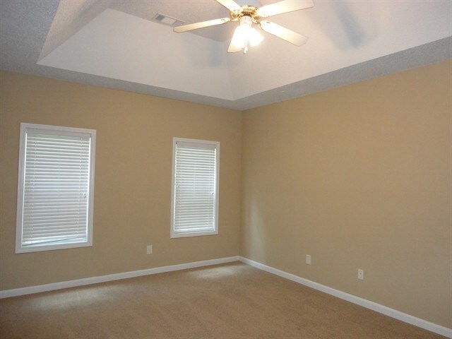 Building Photo - 142 Candle Ln
