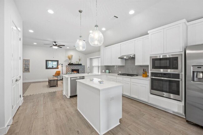 Building Photo - 532 Elm Green St