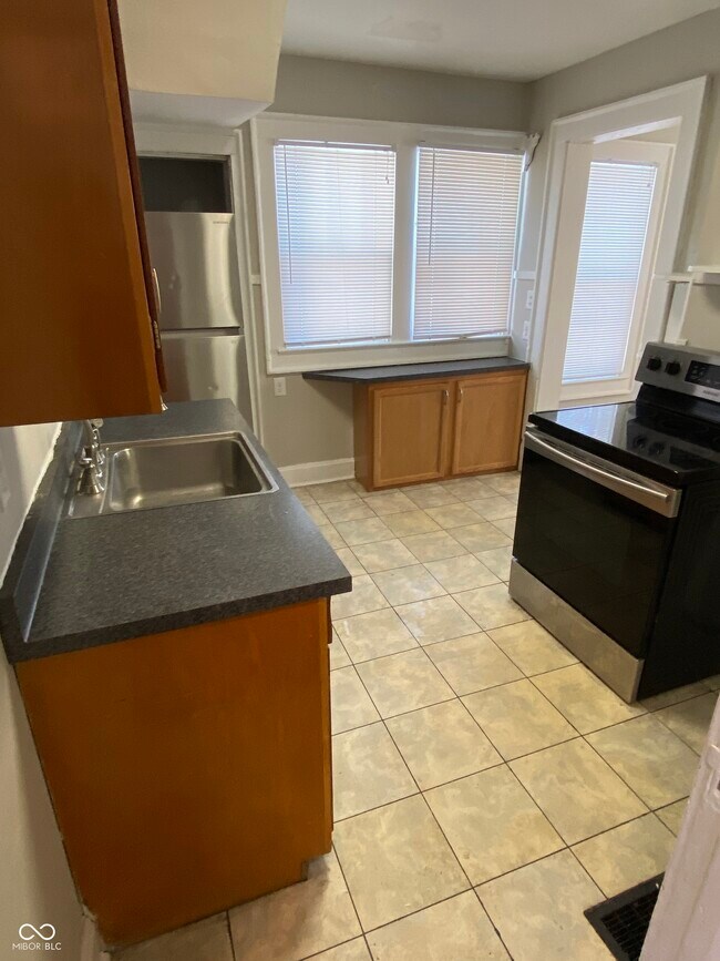 Building Photo - 4025 N Kenwood Ave