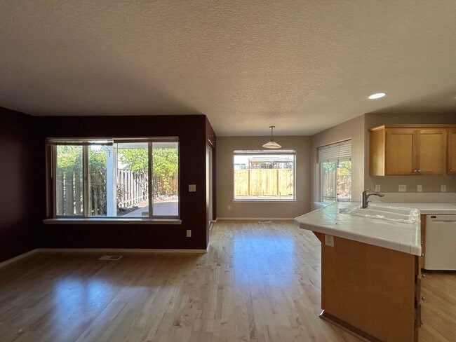 Building Photo - Gorgeous 4 Bed, 2.5 Bath House!