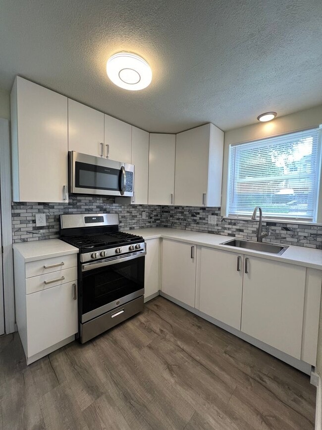 Building Photo - Updated 2BR house with off street parking!