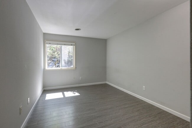 Building Photo - Downtown Bellevue 2BR 1BA Condo-Just Block...